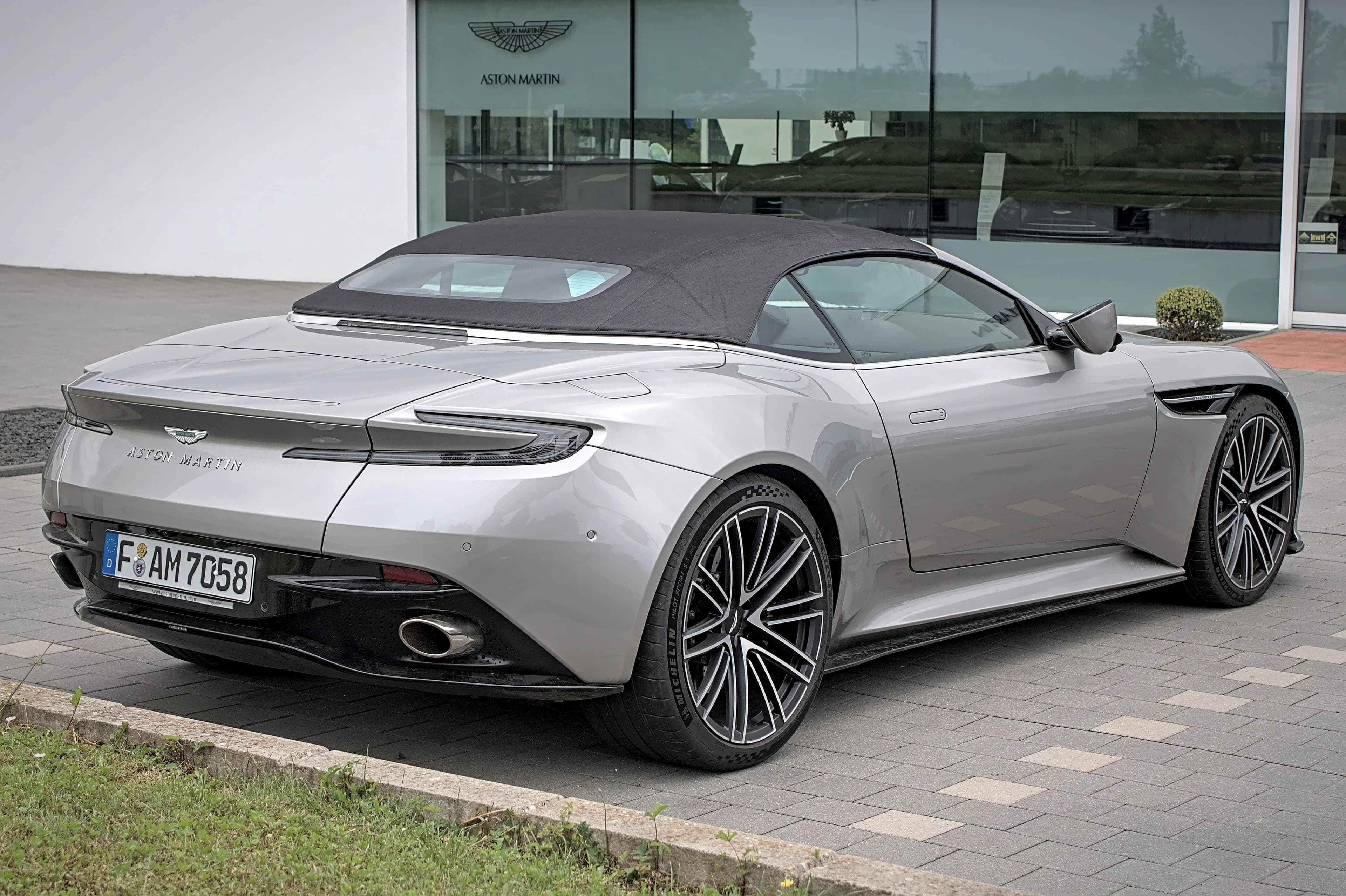 Aktuelles Cabriolet vor dem Showroom