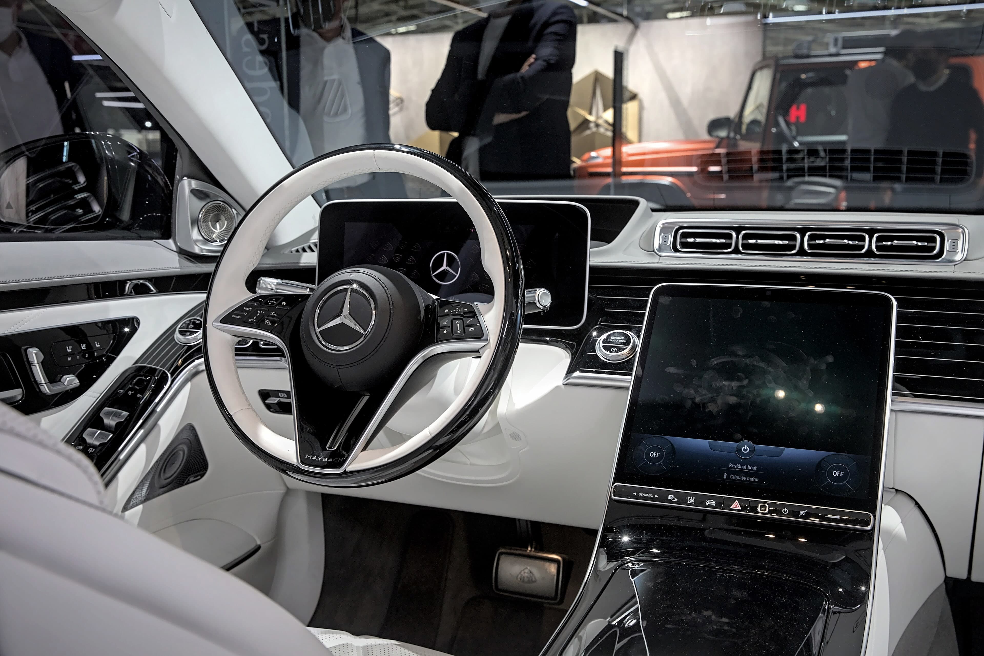 Edles Interieur einer Chauffeur-Limousine mit Lenkrad und Ambientebeleuchtung
