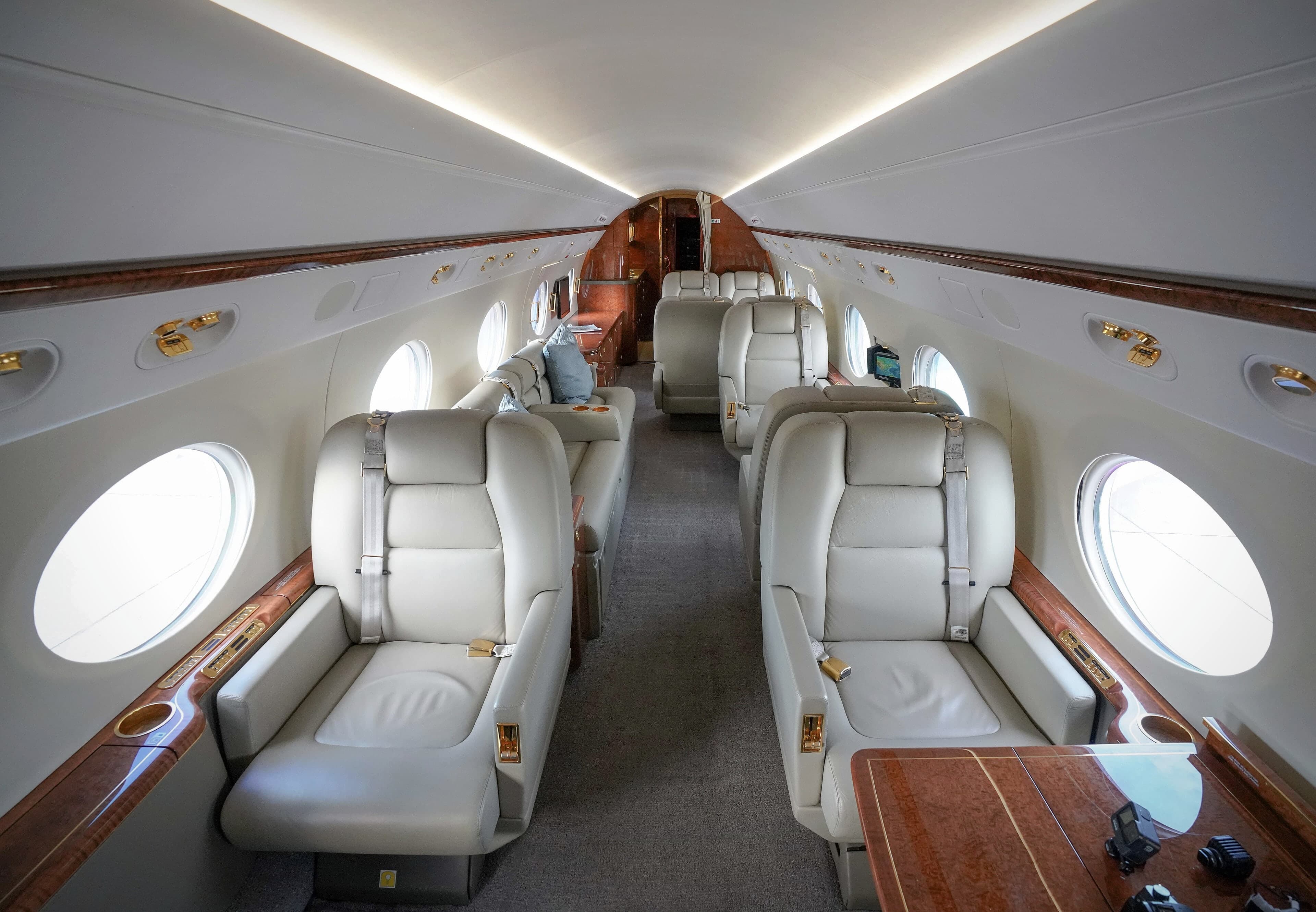 Kabine eines Light Jets mit Ledersitzen