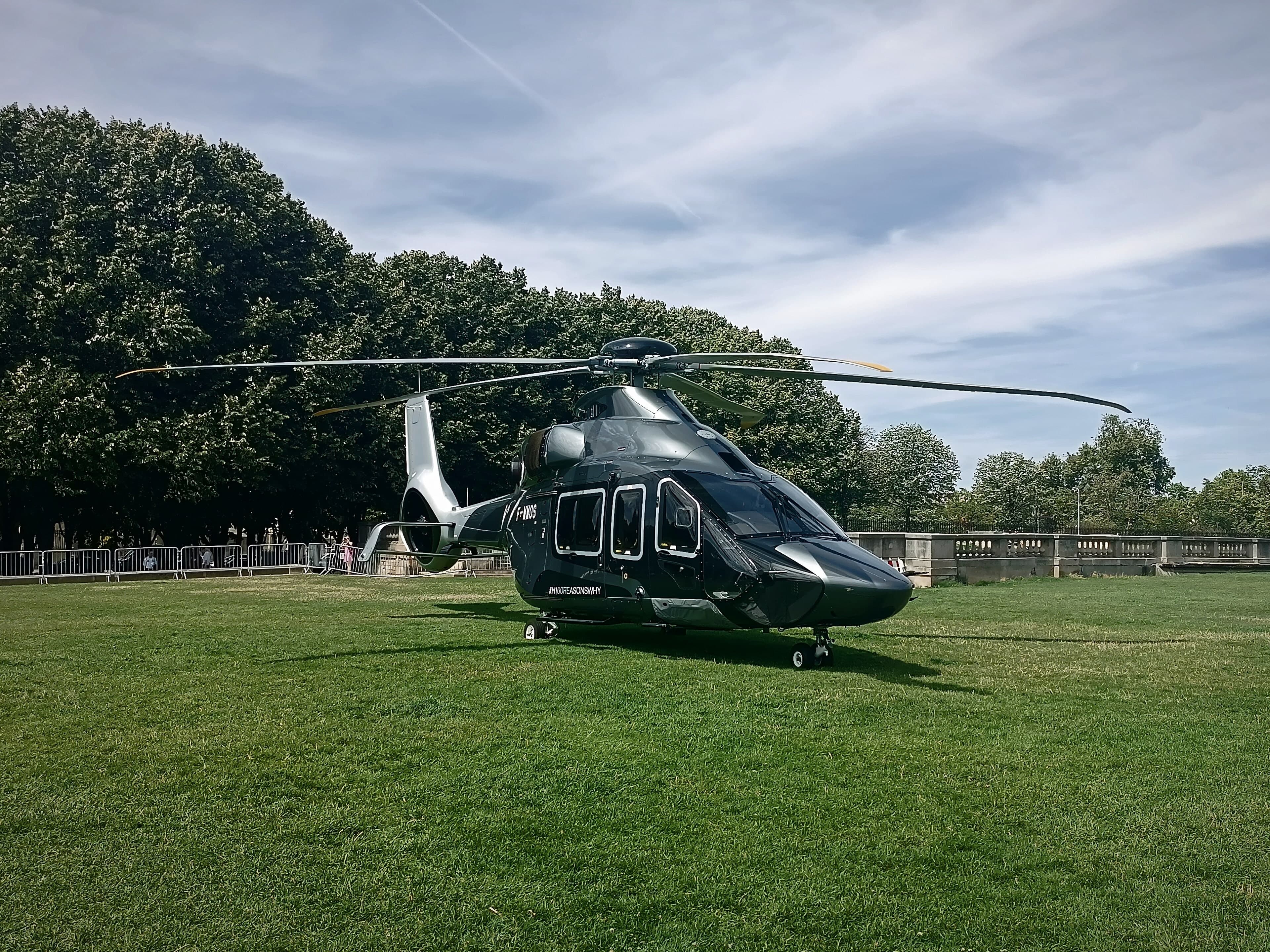 Moderner zweimotoriger Helikopter der neuesten Generation