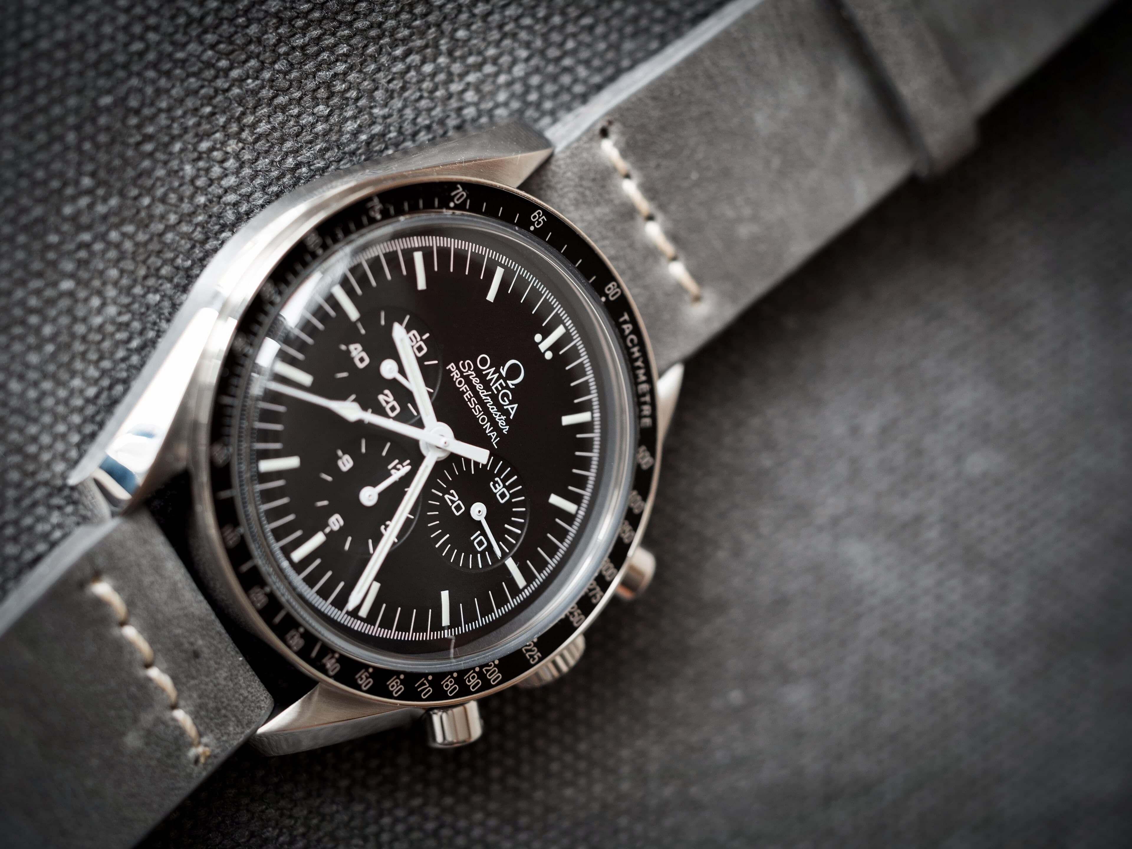 Stählerner Manufaktur-Chronograph in Nahaufnahme