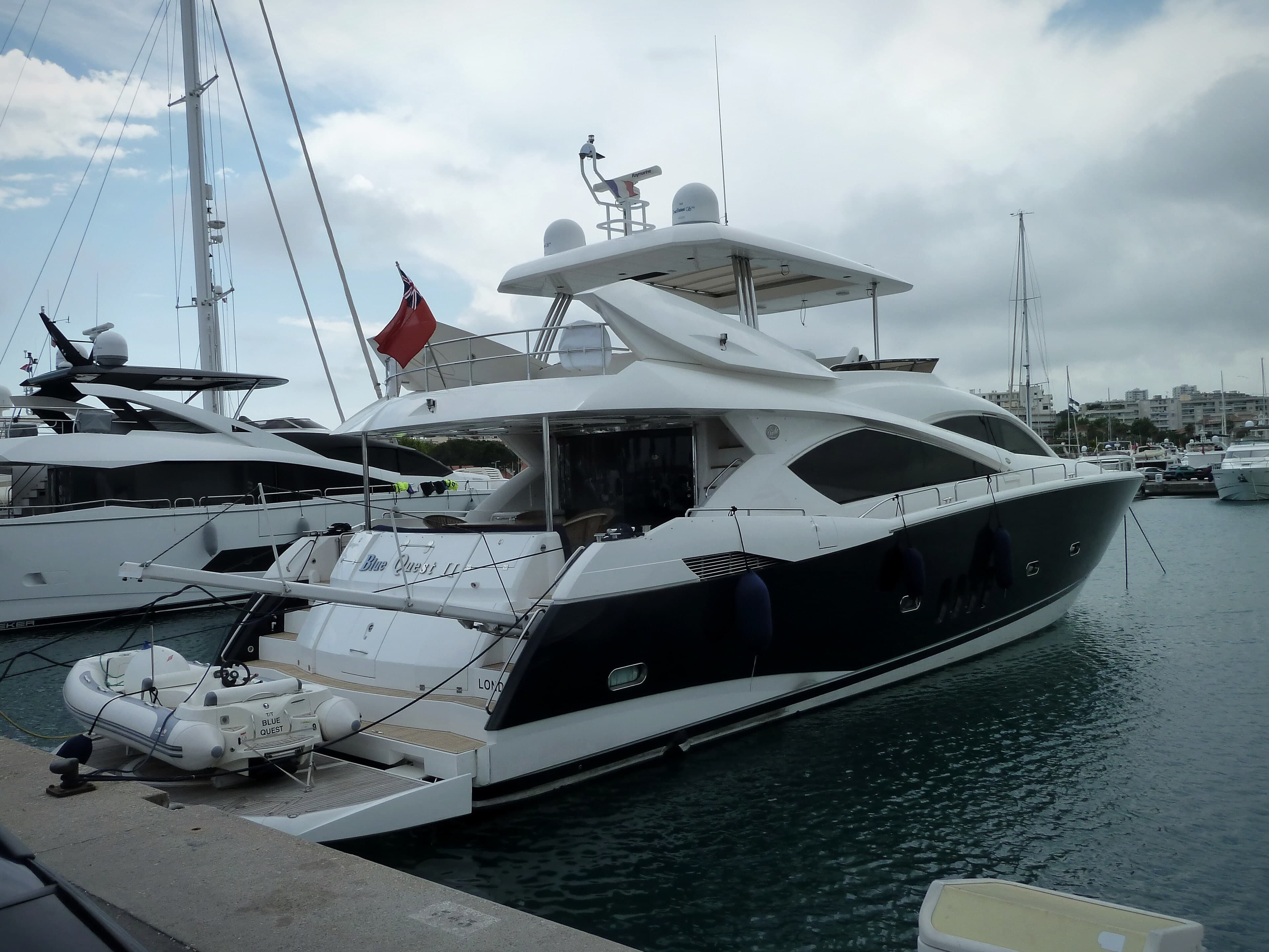Flybridge-Motoryacht in Fahrt auf See