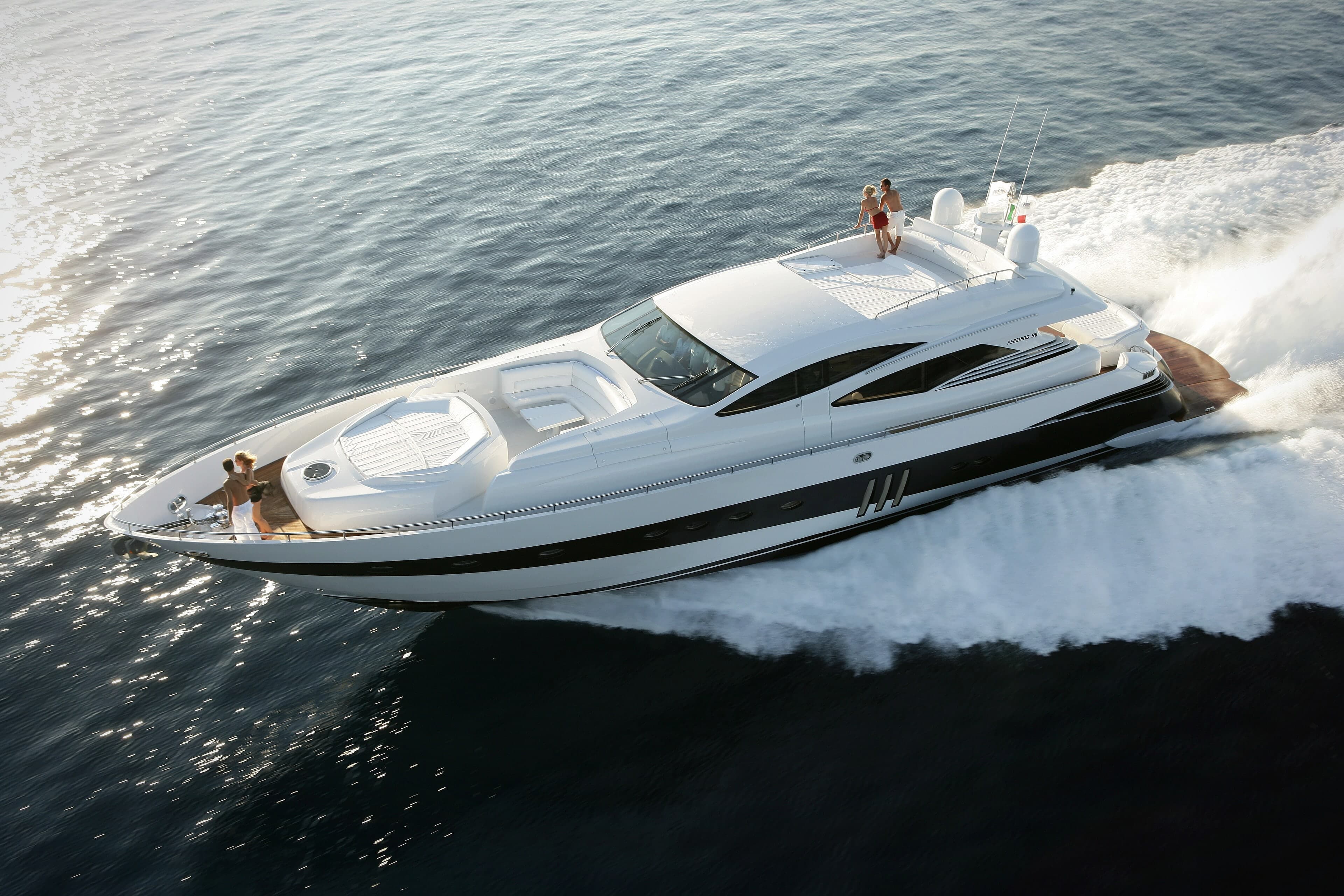 Sportliche Performance-Yacht in voller Fahrt
