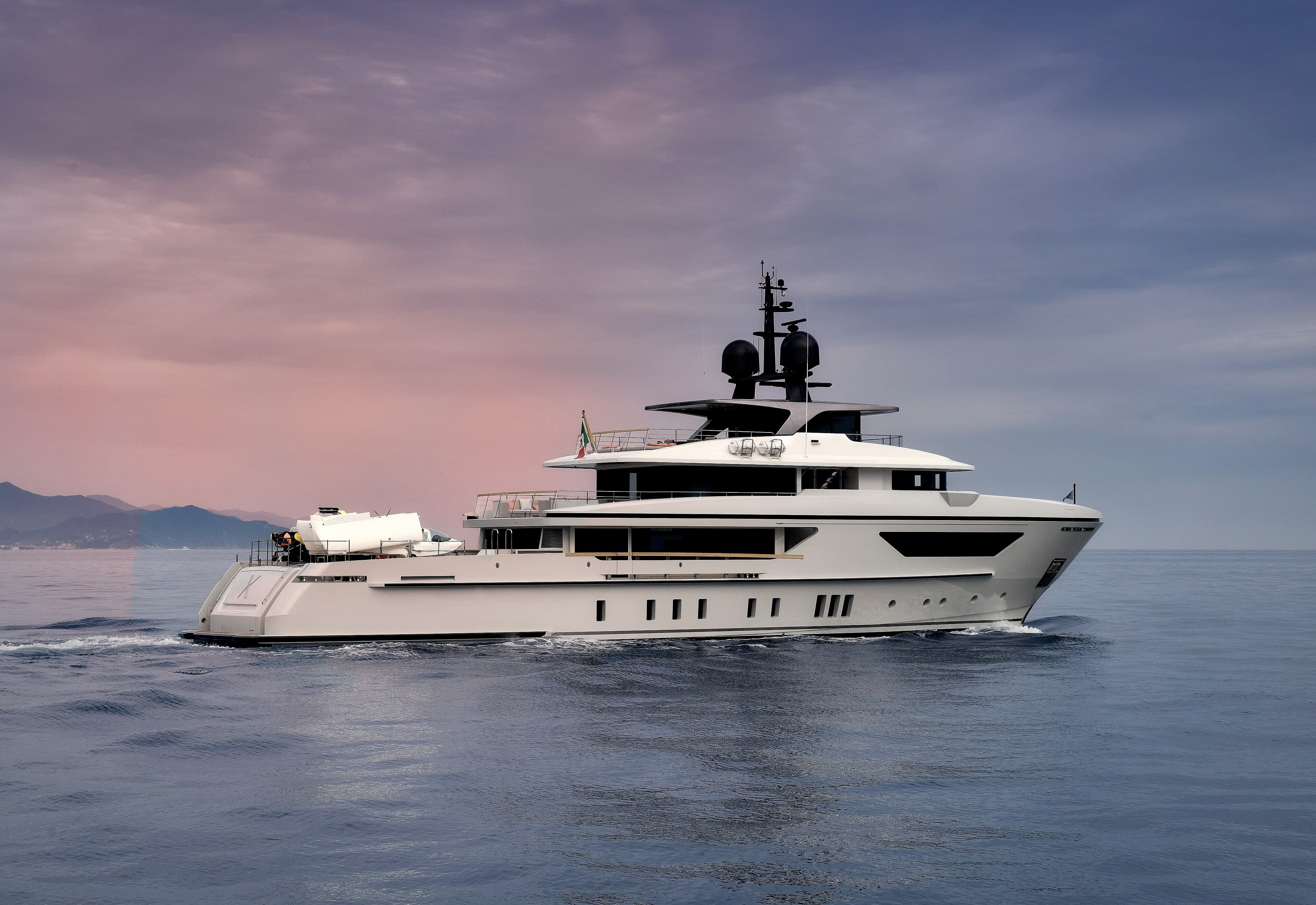 Moderne Explorer-Yacht auf offenem Meer