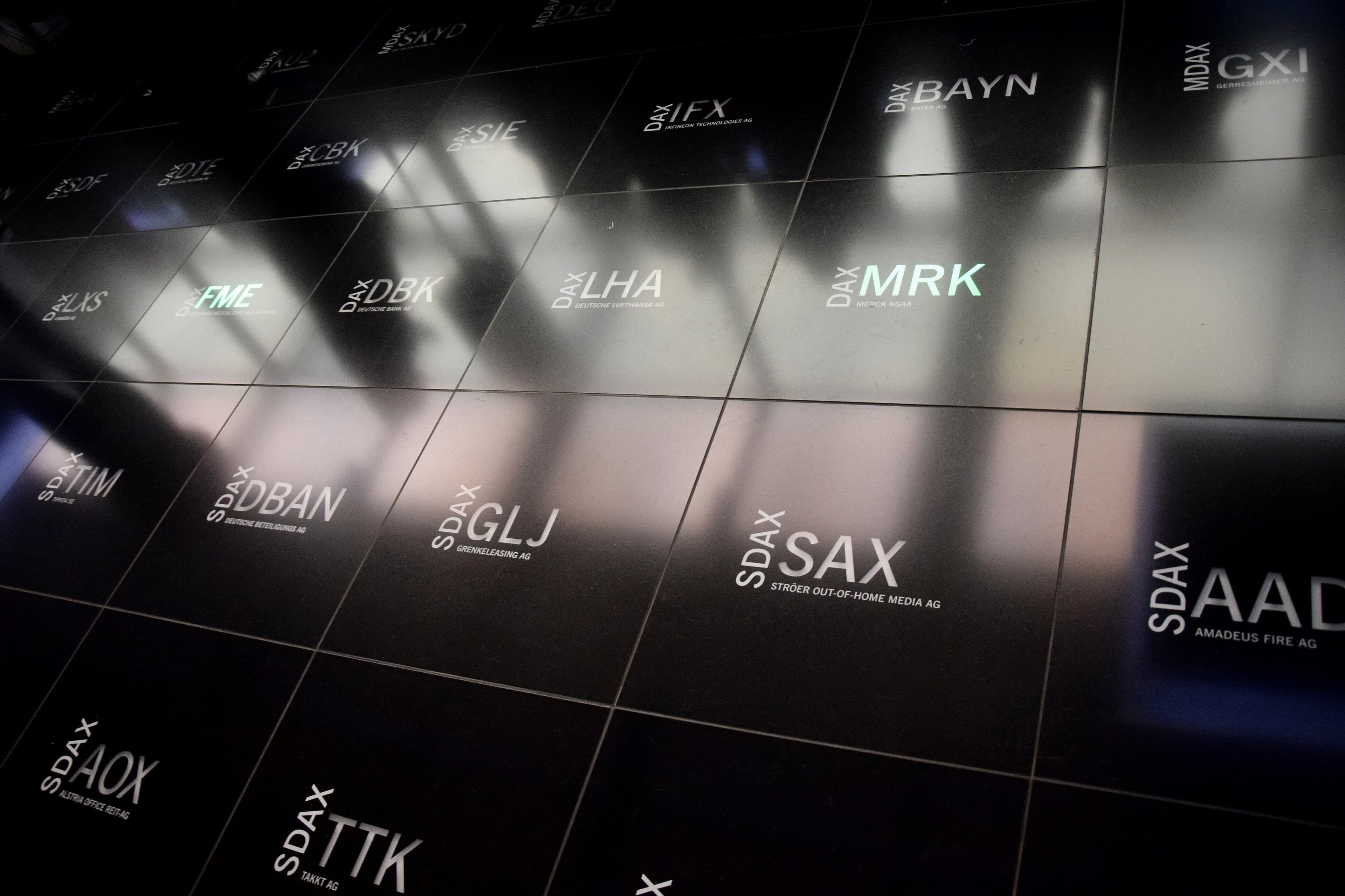Kurstafel-Wand der Börse Frankfurt in Nahaufnahme
