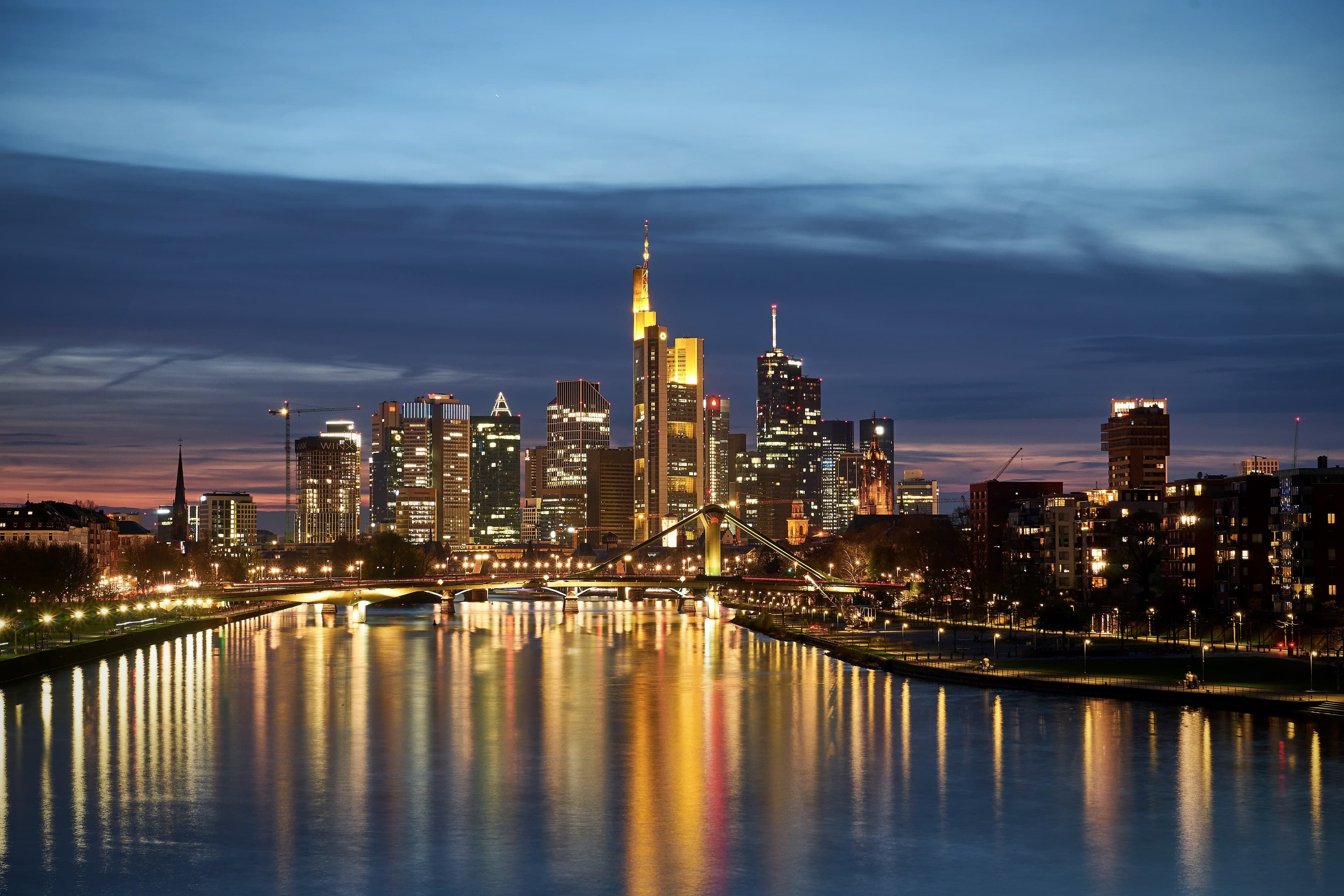 Skyline von Frankfurt am Main in der Abenddämmerung