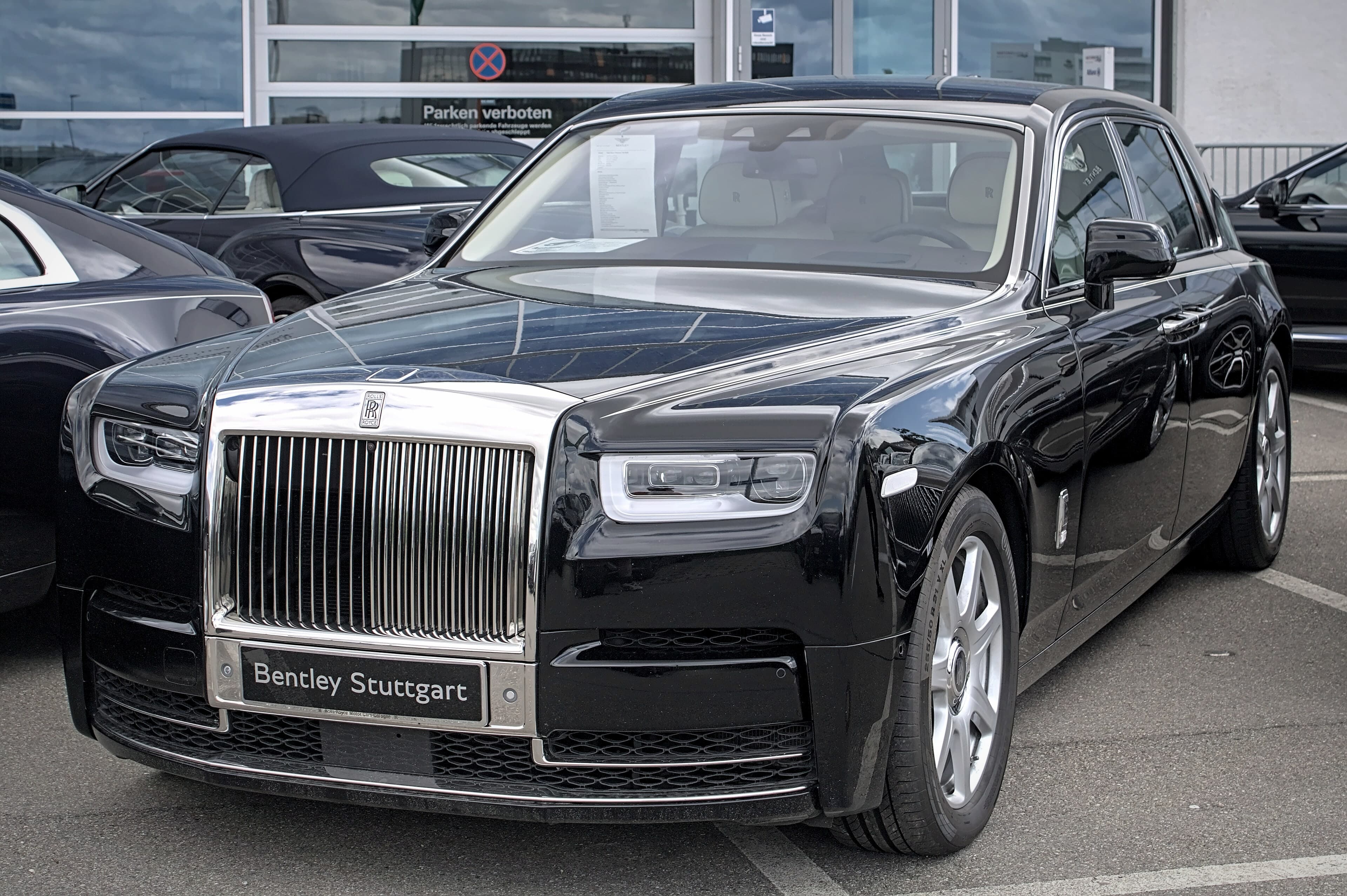 Repräsentative Limousine mit markantem Kühlergrill vor der Übergabe
