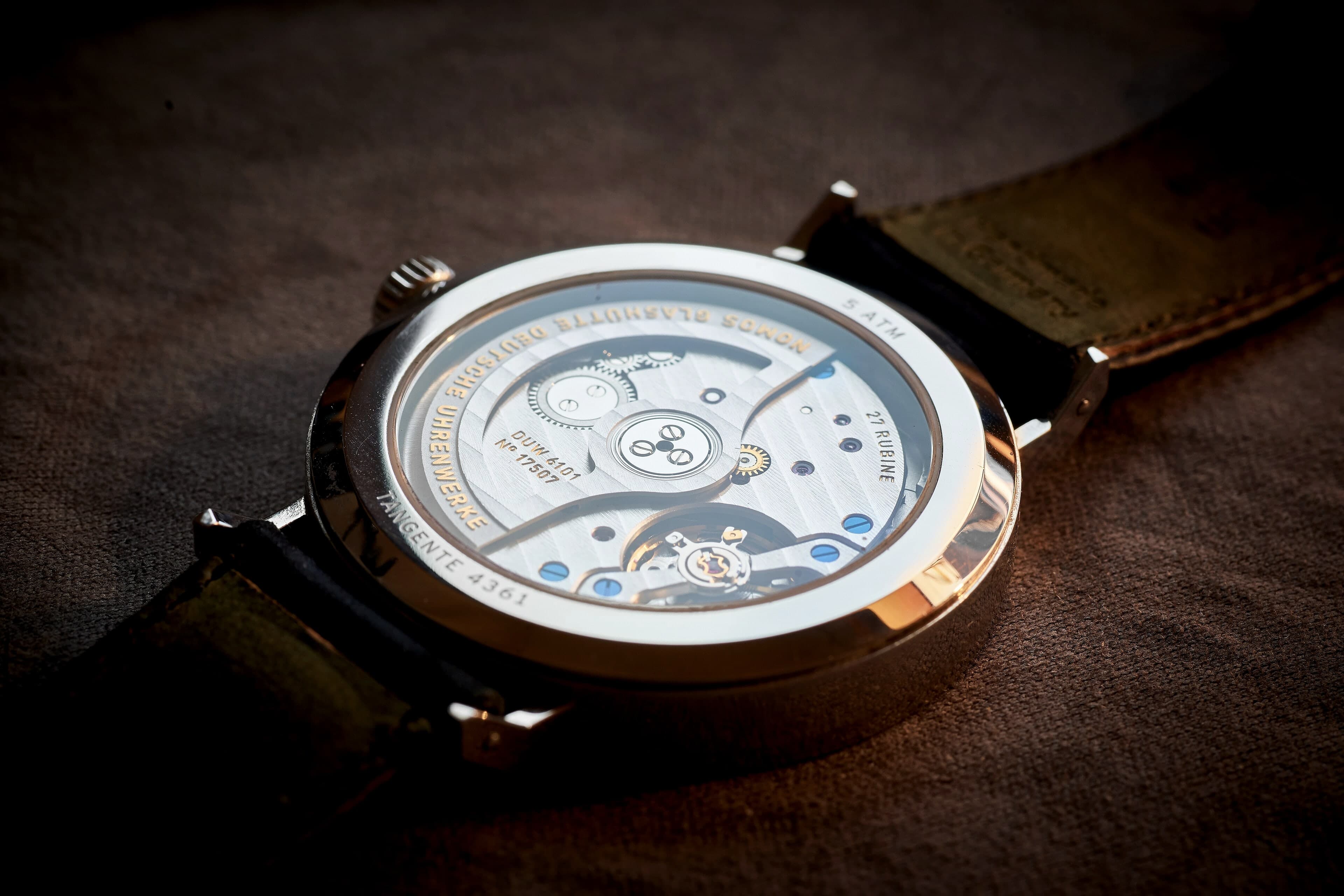 Armbanduhr mit Sichtboden und sichtbarem Manufakturwerk